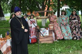 &laquo;Троицыно утро,  утренний канон, В роще по берёзкам  белый перезвон...&raquo;
