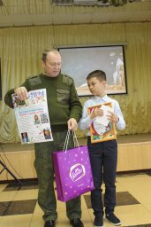 Школьники рисуют армию Школьники рисуют армию