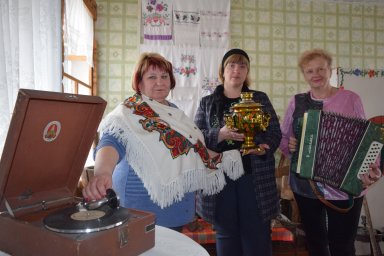 Здесь и песни поют, и танцуют, и спектакли ставят Здесь и песни поют, и танцуют, и спектакли ставят